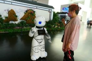 胜利之吻广告女机器人：揭示未来科技之美丽与复杂性的独特视角